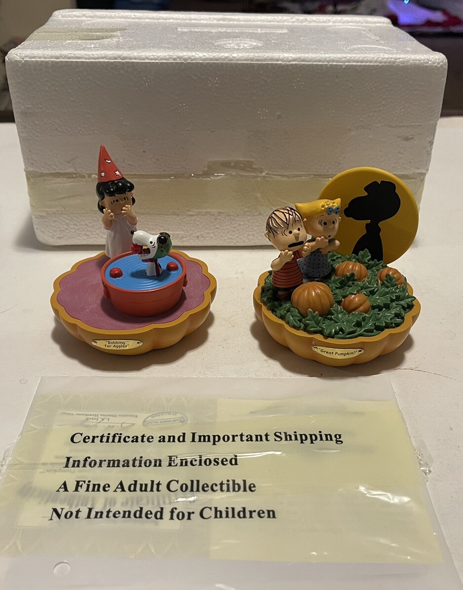 2015 Hawthorne Village Great Pumpkin Set – Bobbing For Apples/Great Pumpkin? COA