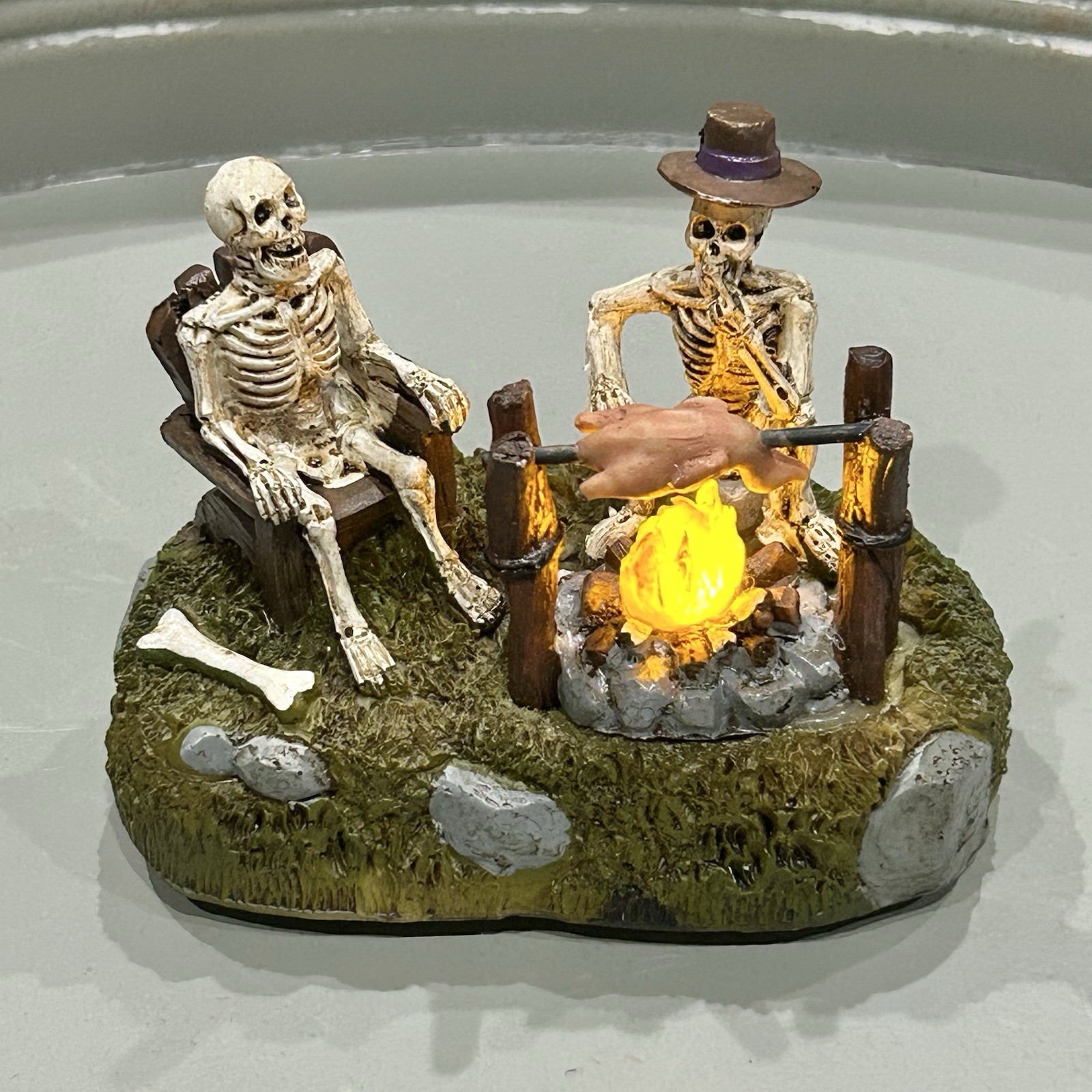 FG square Figurine Halloween Village “Skeleton campfire” Figurine