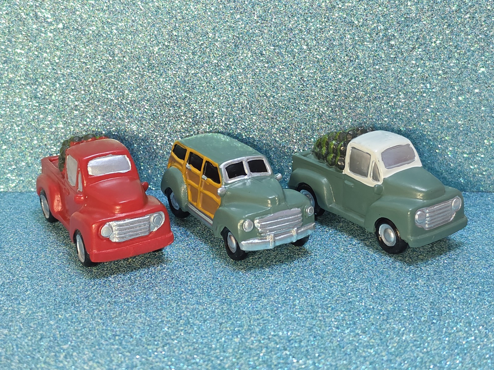 Christmas Village Car Truck Assessory Pieces Lot Of 3 Resin 3″ Holiday Accents