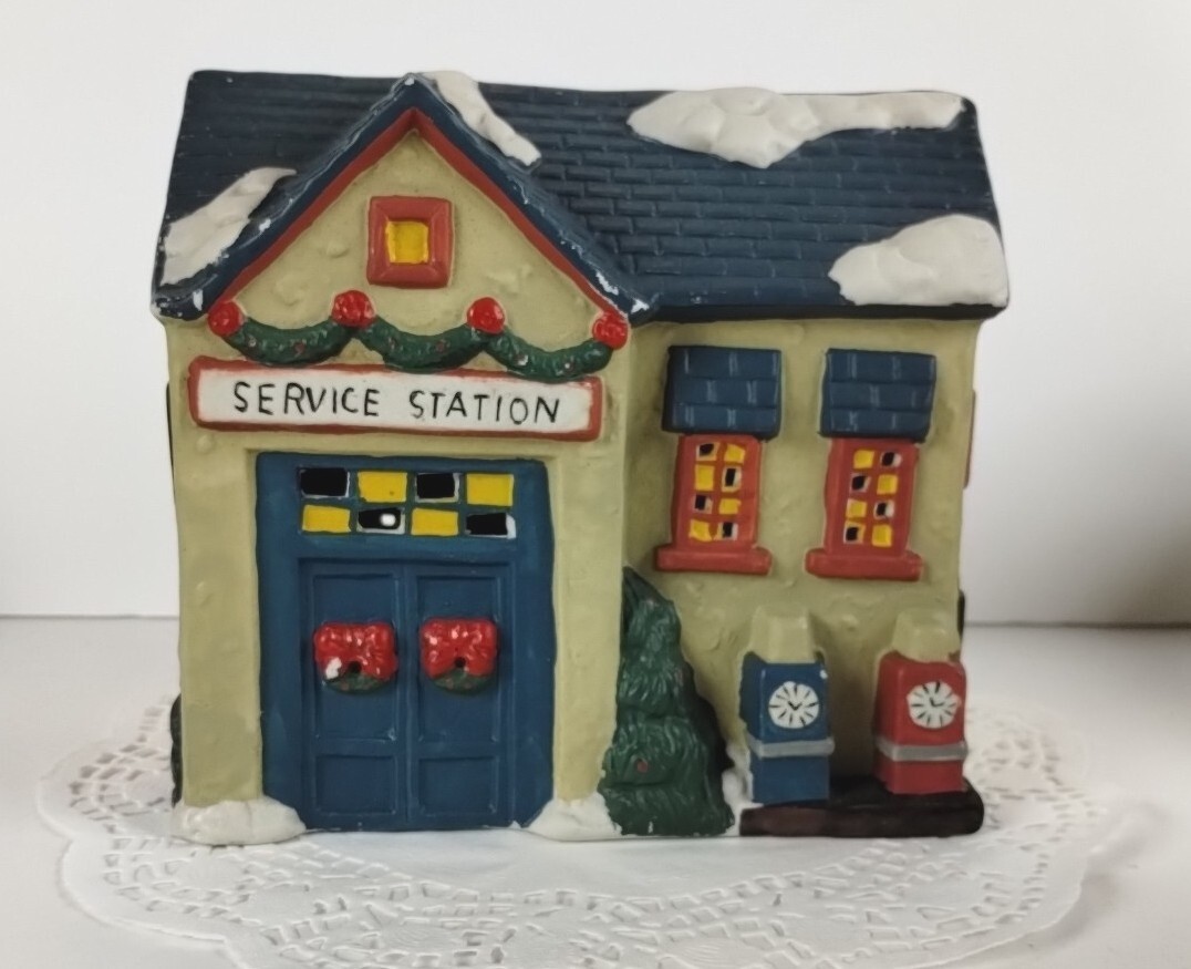 VTG 1995 Ceramic Collection Christmas Village Service Station W/O Light 6 1/2″