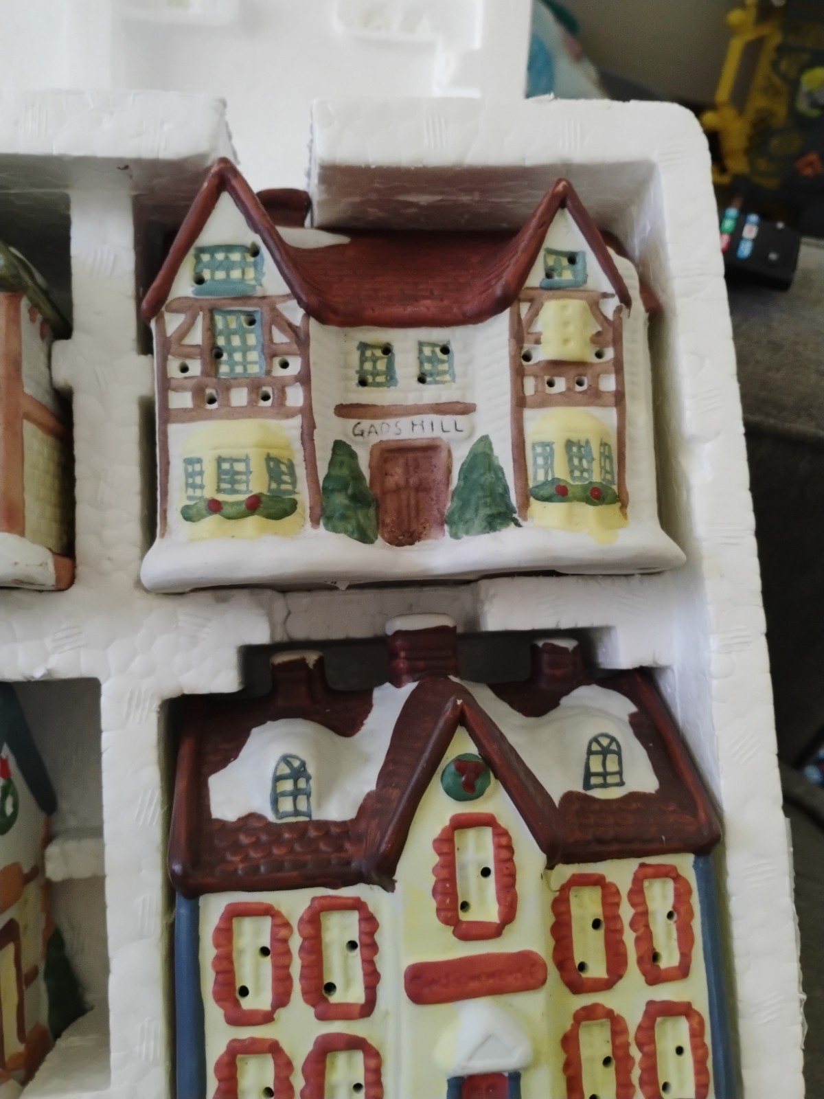 Santa’s Best Dickens of London 10 Hand Painted Porcelain Christmas Village House