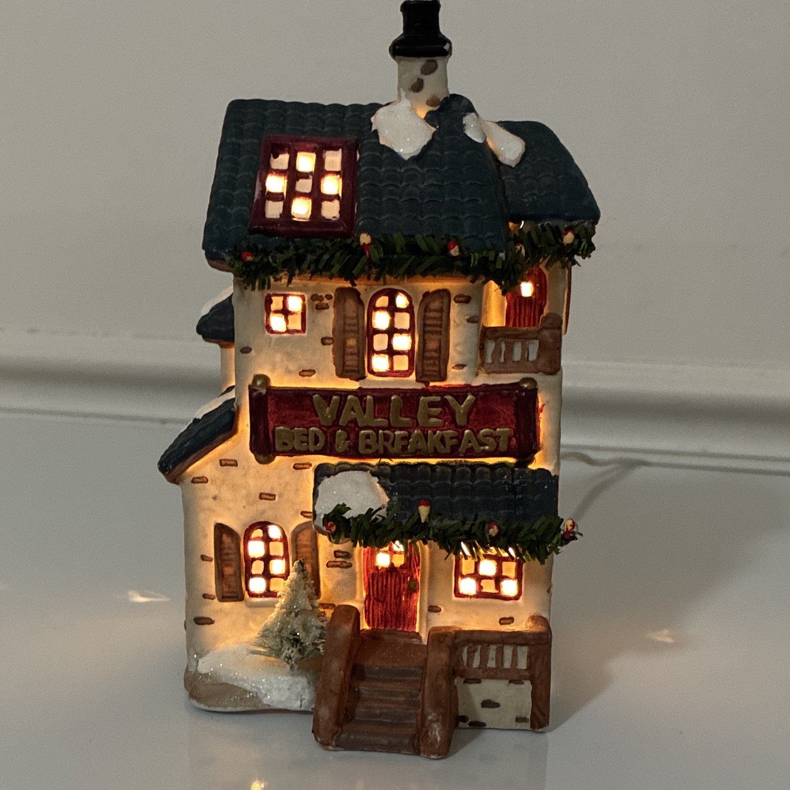 Vintage 1994 Seasonal Specialties Valley Bed & Breakfast Illuminated Ceramic