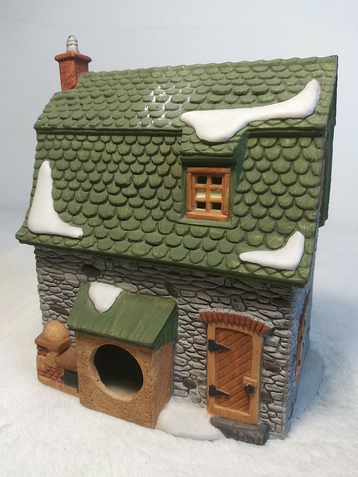 1988 Dickens Christmas Village Series White Horse Bakery Dept 56 -CHIPPED-