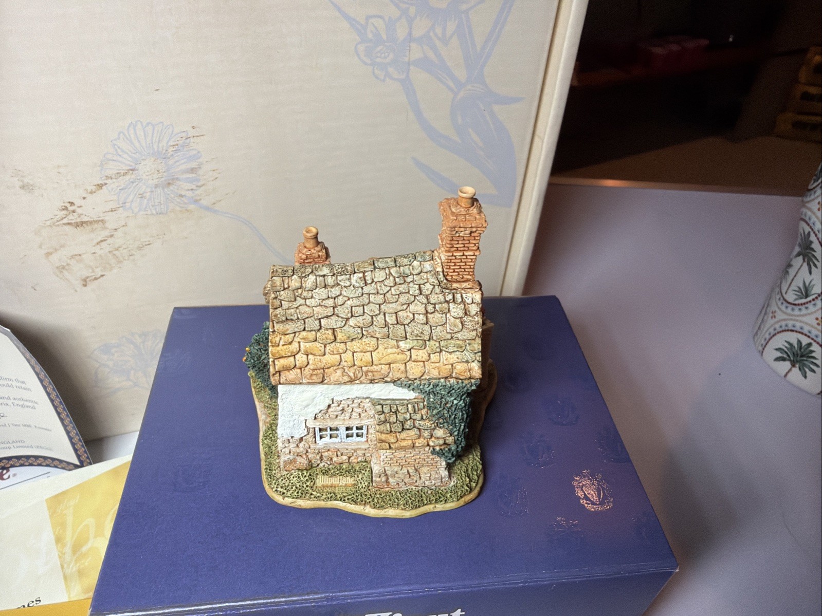 Lilliput Lane 1998-99 Collectors Club “Kiln Cottage” With Box And Deed