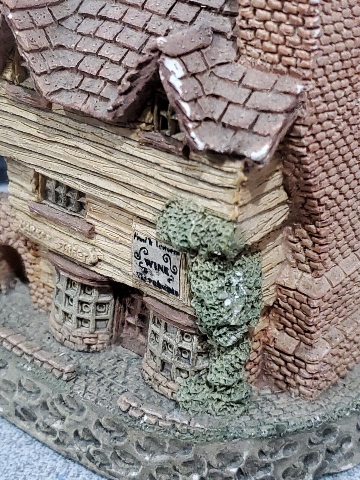 David Winter Cottages WINE MERCHANT miniature collectible village building 1980