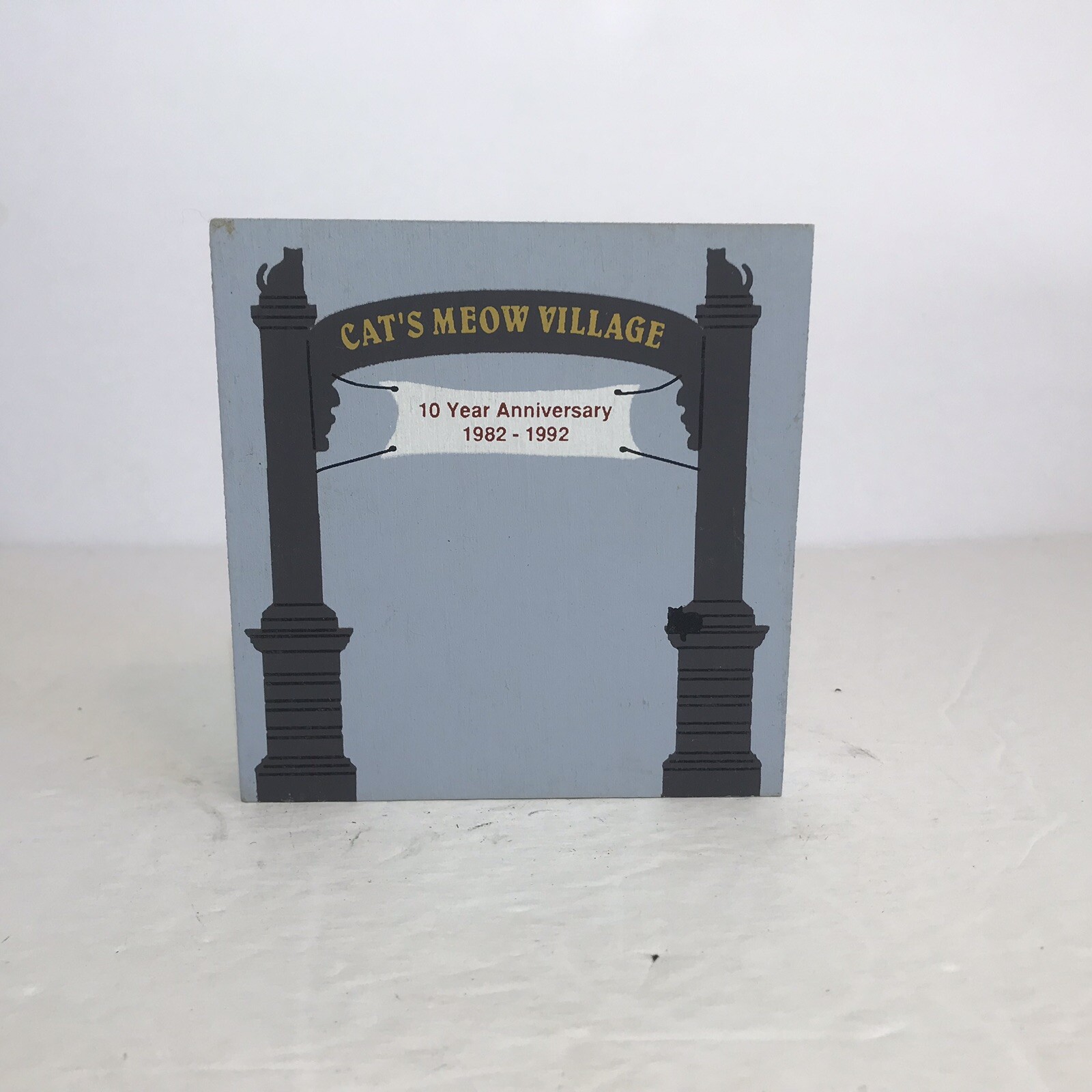 The Cat’s Meow Village 10 Year Anniversary Arch Club Member Wood Shelf Sitter