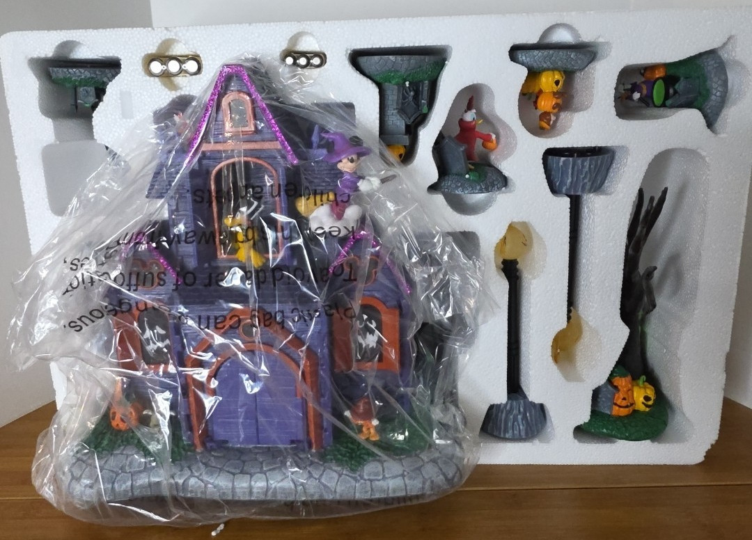 Disney Mickey & Friends Haunted House Halloween Village 9-Piece Set Lights NEW