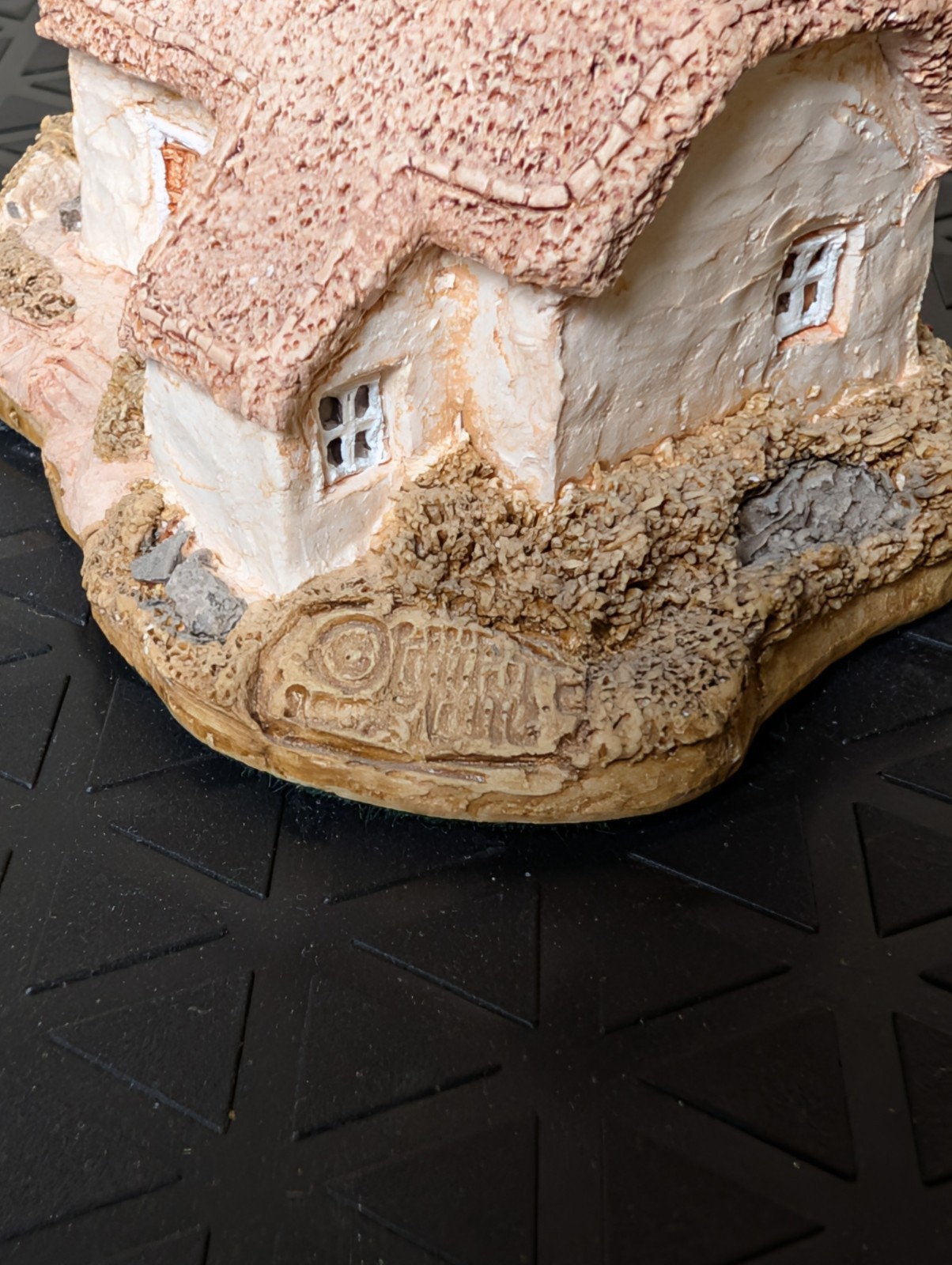 Lilliput Lane “Clover Cottage” From The English Collection, Dated 1987