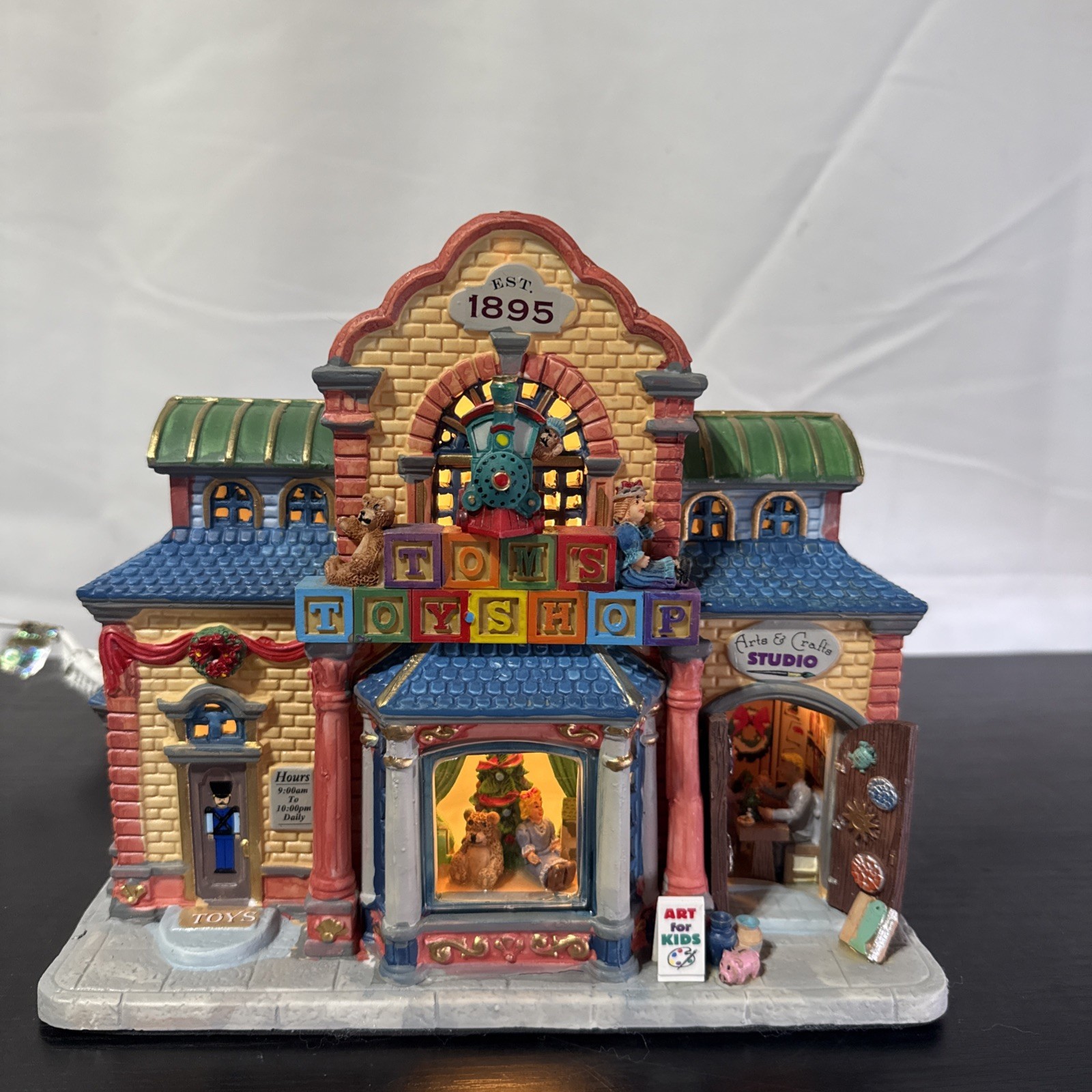 2011 Lemax Carole Towne Tom’s Toy Shop’Retired Christmas Village #15280 W/Box