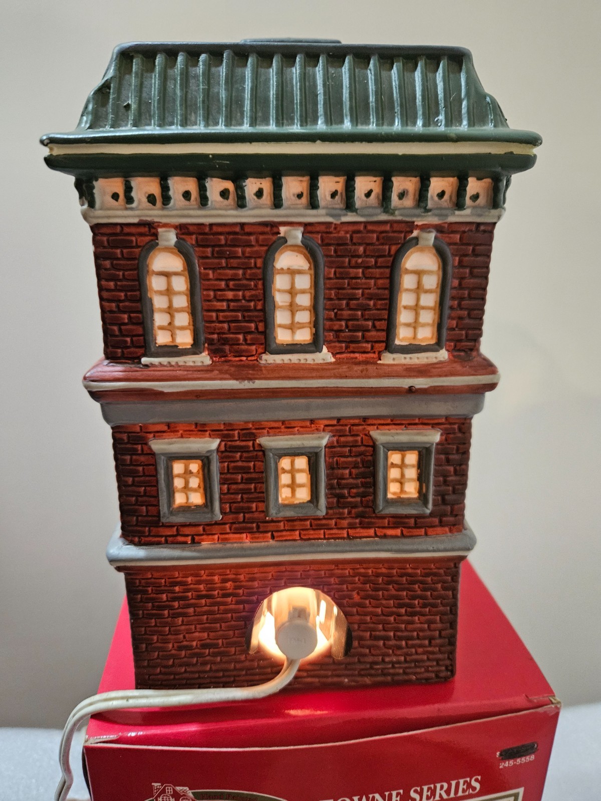 Dickens Collectibles Towne Series Royal Theatre 1994 Hand-Painted Lighted Box