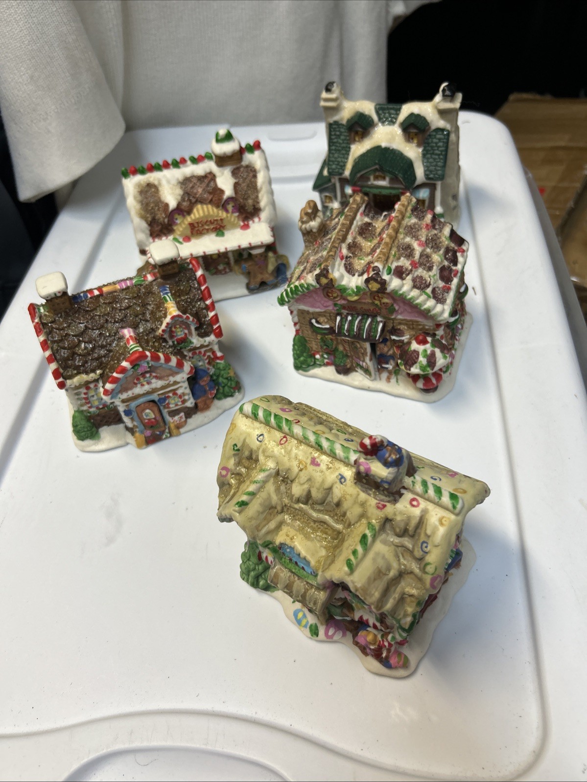 (5) Gingerfrost Lane 2005 ceramic Christmas lot