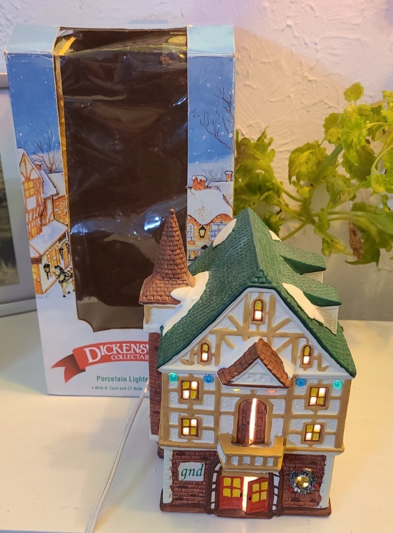Lighted 3-Story House “GND” 7 5/8″H 5″W 6″D Detailed HP PORCELAIN 1998 NOMA