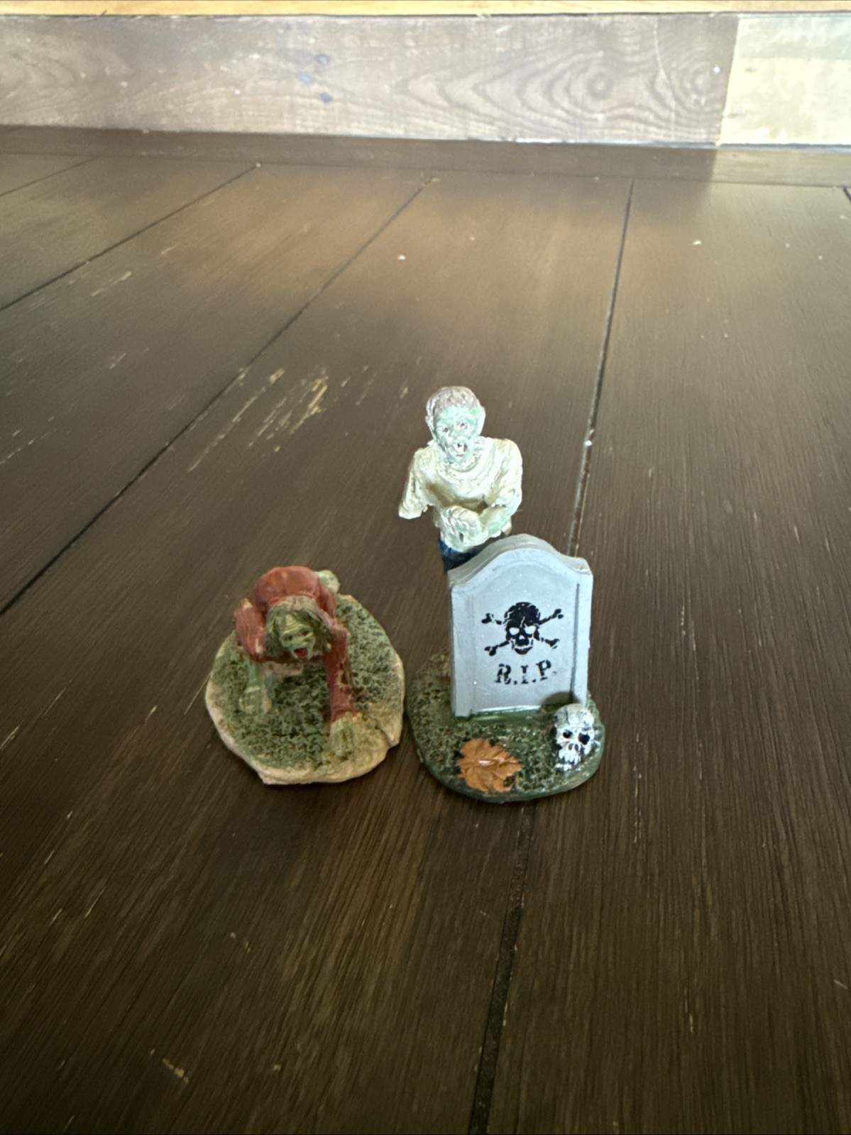 Lemax 2018 Zombies Spooky Town #82567 Pair of Living Dead Town Cemetery R.I.P.