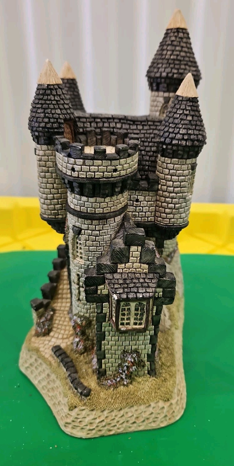 David Winter Macbeth’s Castle 1988 Vintage Scottish Collection Hand Painted