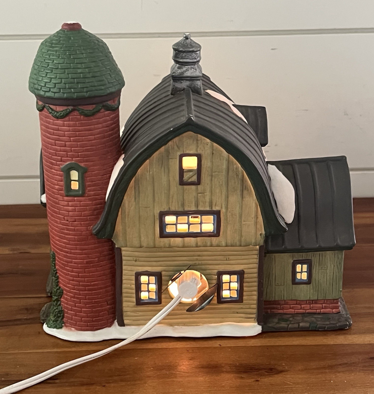 Heartland Valley Village 2000 O’Well Lighted Red Barn Silo Limited Edition RARE