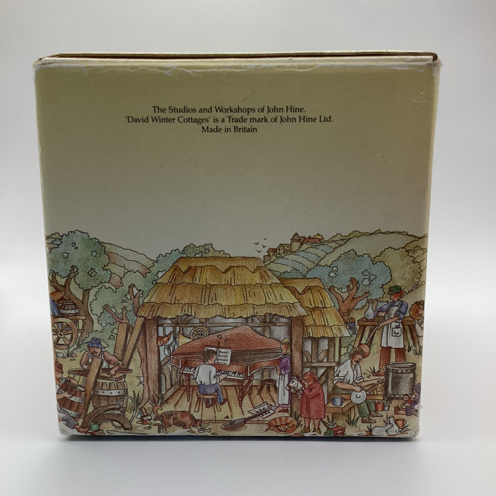 1983 Vintage David Winter Cottages The Green Dragon W/Box & Cert of Authenticity