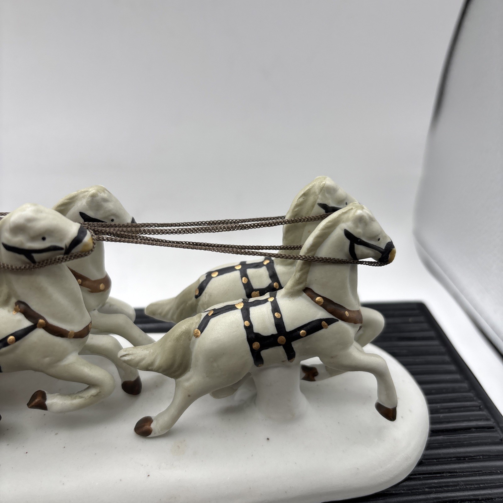 Lemax 1993 Victorian Horse-Drawn Coach Carriage Ceramic Christmas Figurine BOXED