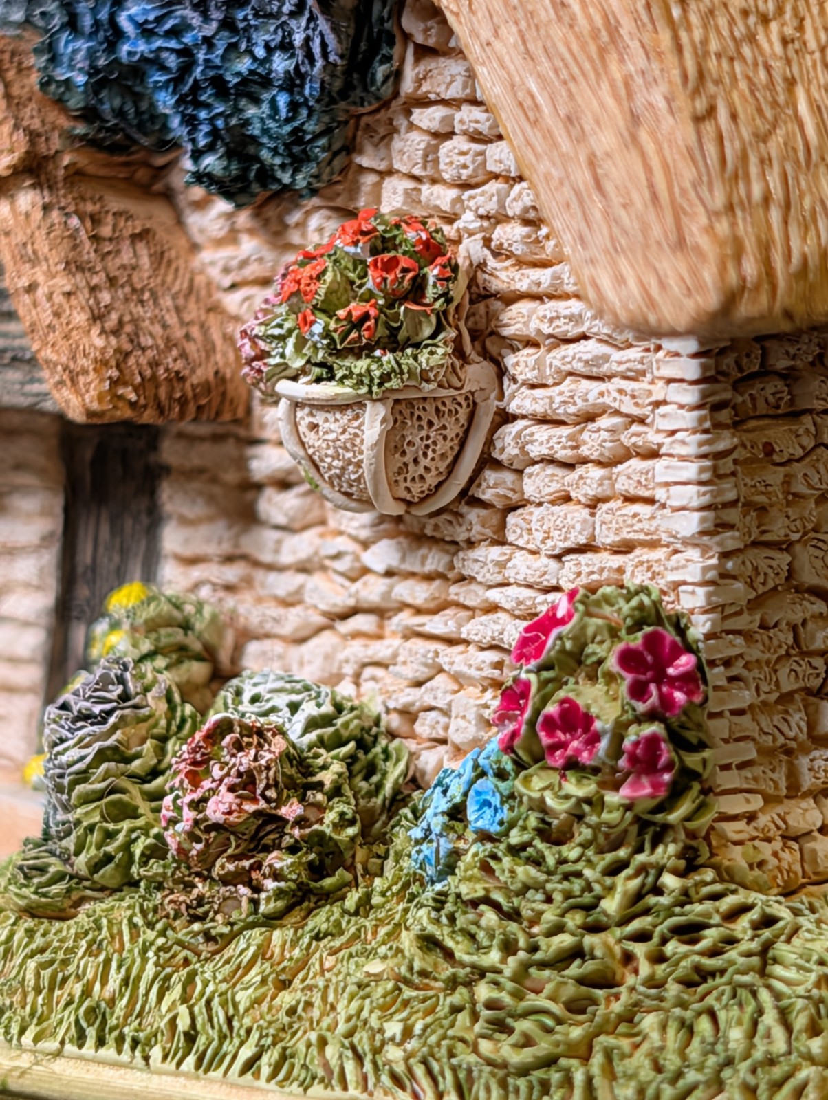 Lilliput Lane Honeysuckle Cottage Trinket Box From The English Collection, 1997