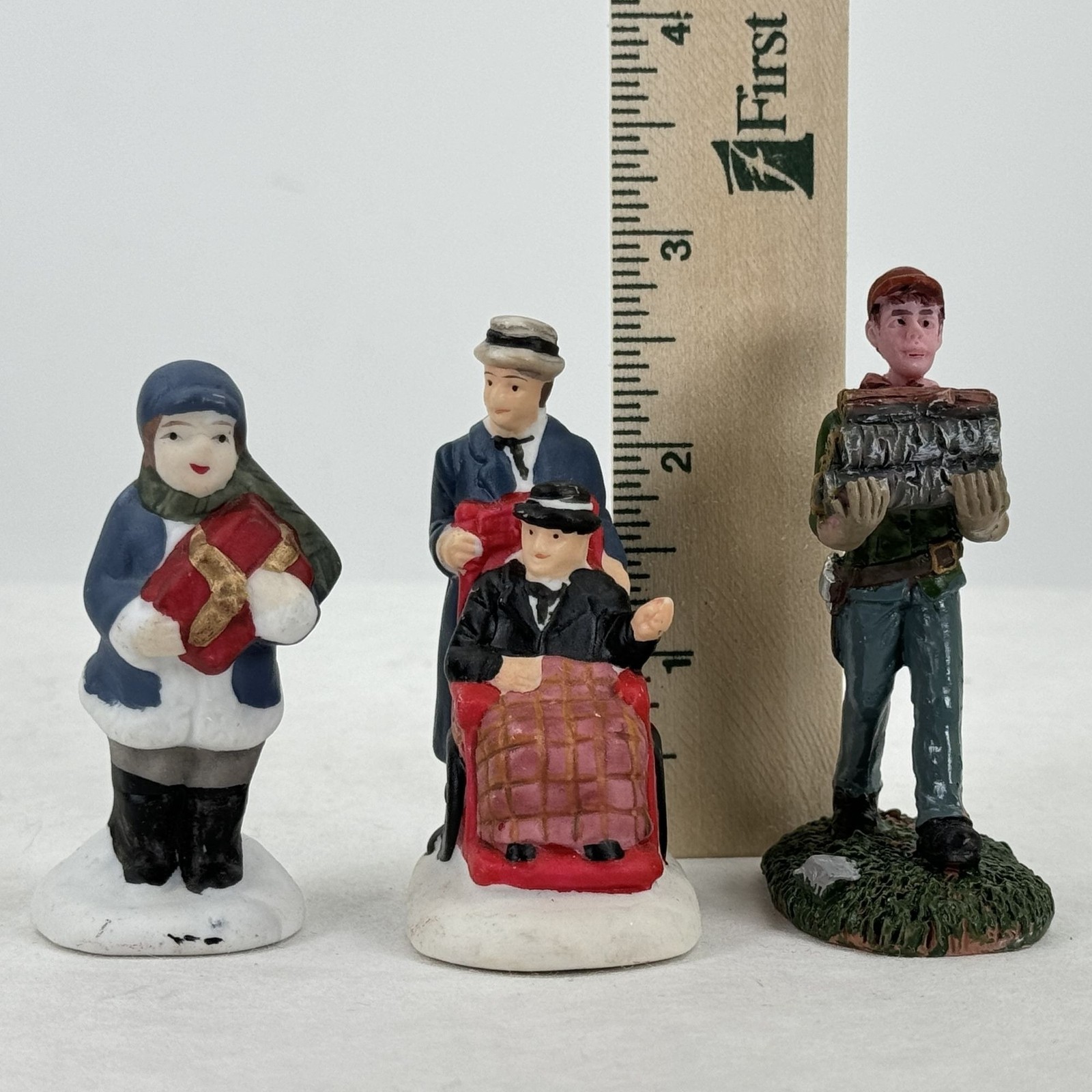 Vtg Christmas Village Accessories 3 Miniature Figurines 2 White Picket Fence