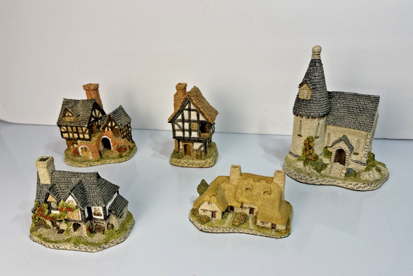David Winter Cottages – Set of 5 Miniature Figurines – Handmade & Hand-Painted