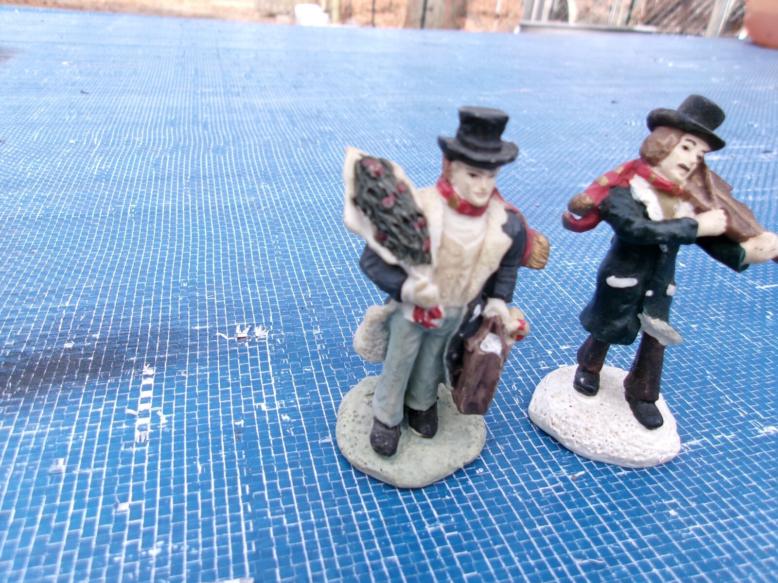 E: Christmas Village Resin/Ceramic 12 Pcs., Unbranded, 1 7/8″ to 3″ tall