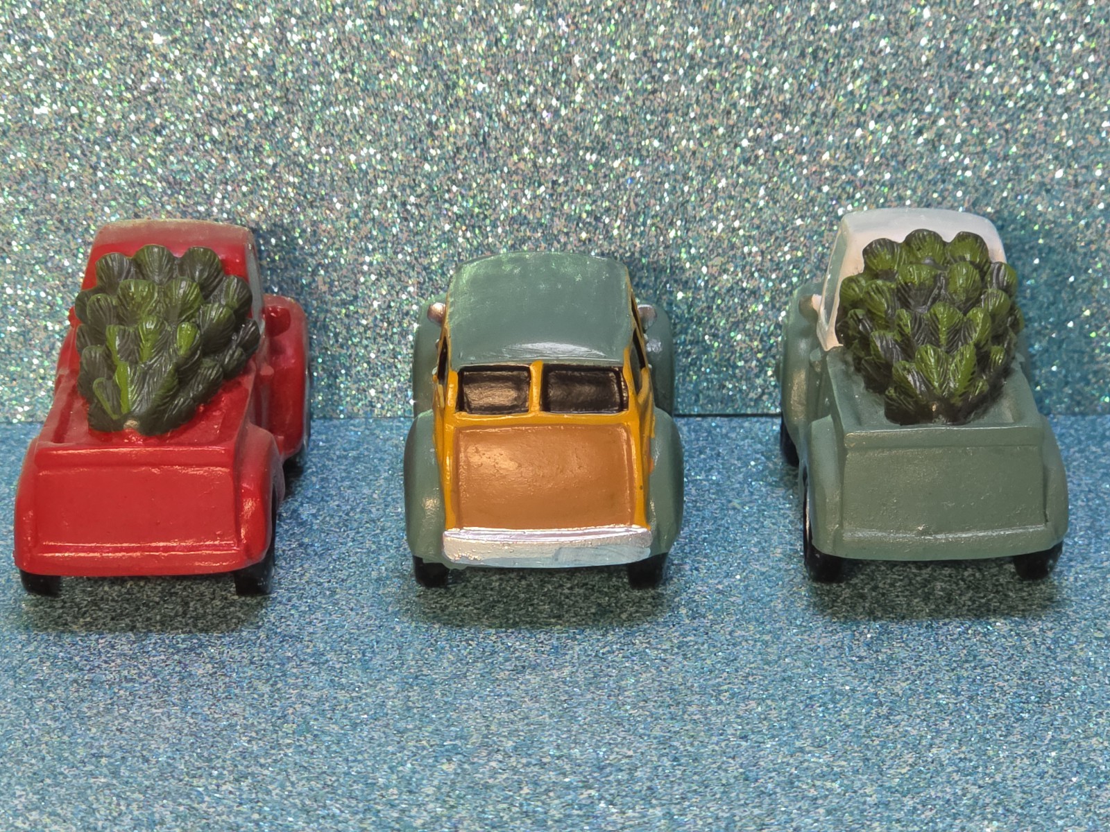 Christmas Village Car Truck Assessory Pieces Lot Of 3 Resin 3″ Holiday Accents