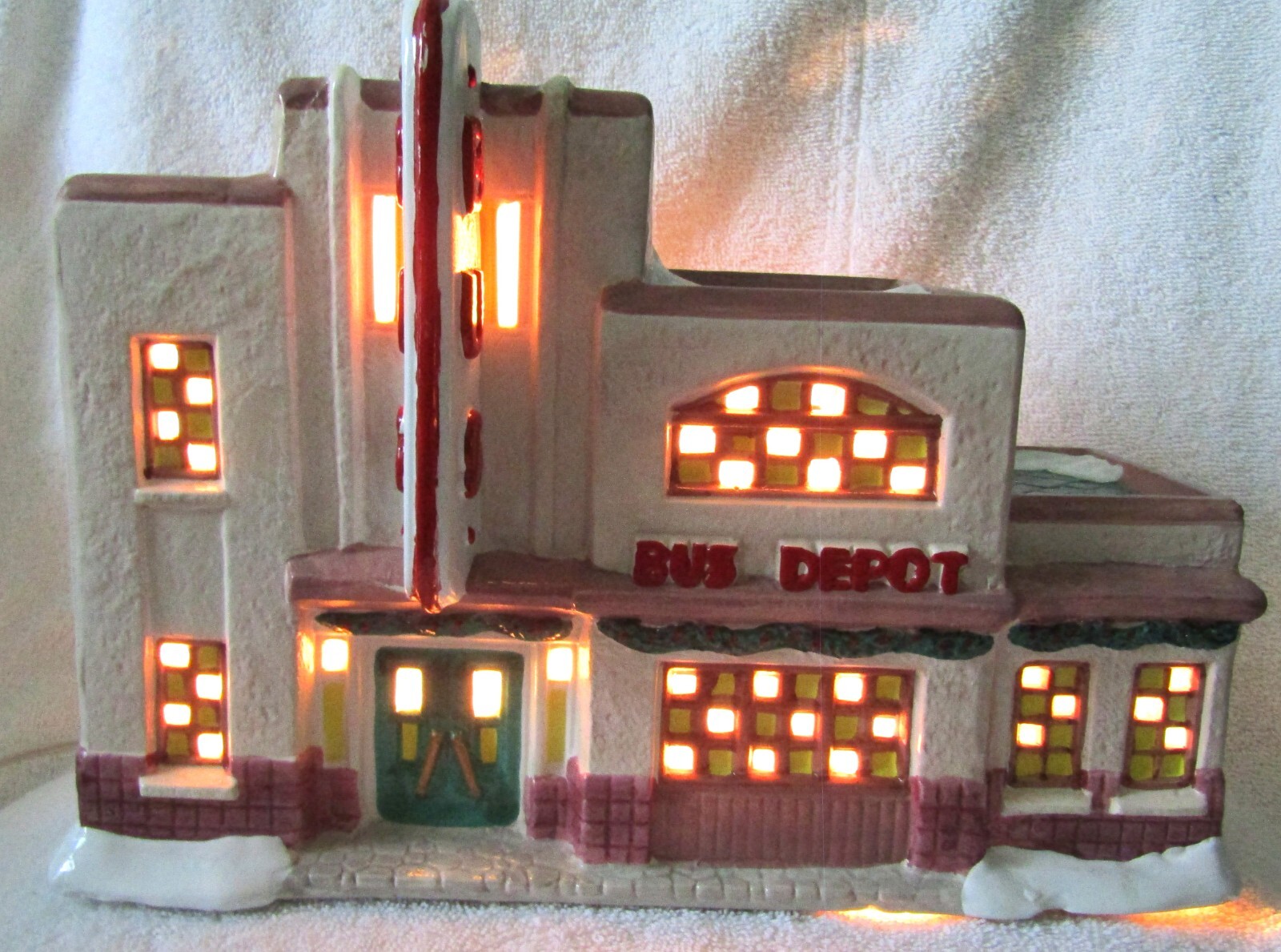 RARE!! 1993 Christmas Valley Collectible Seasonal Specialties Lighted Bus Depot