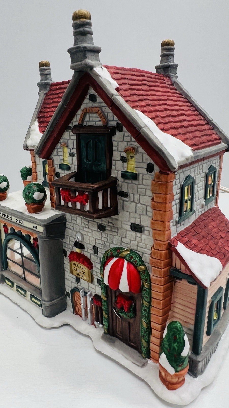 Christmas Delights “Apres Ski Lodge” Porcelain Lighted House Excellent !