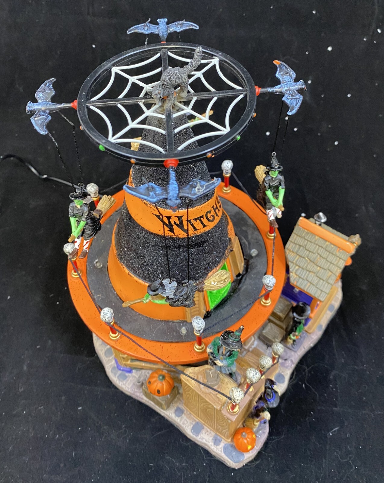LEMAX SPOOKY TOWN WITCHES HAT CARNIVAL RIDE & LOW FLYING SIGN ANIMATED MUSICAL