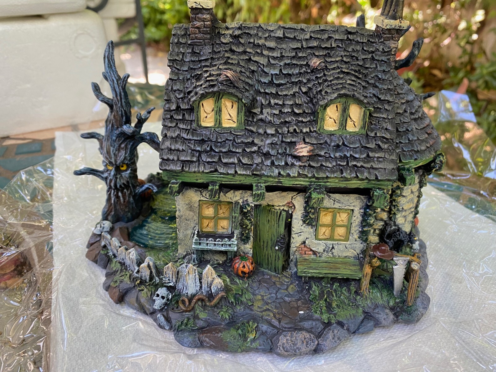 Hawthorne Universal Studios Monsters Halloween Village – Frankenstein’s Cottage