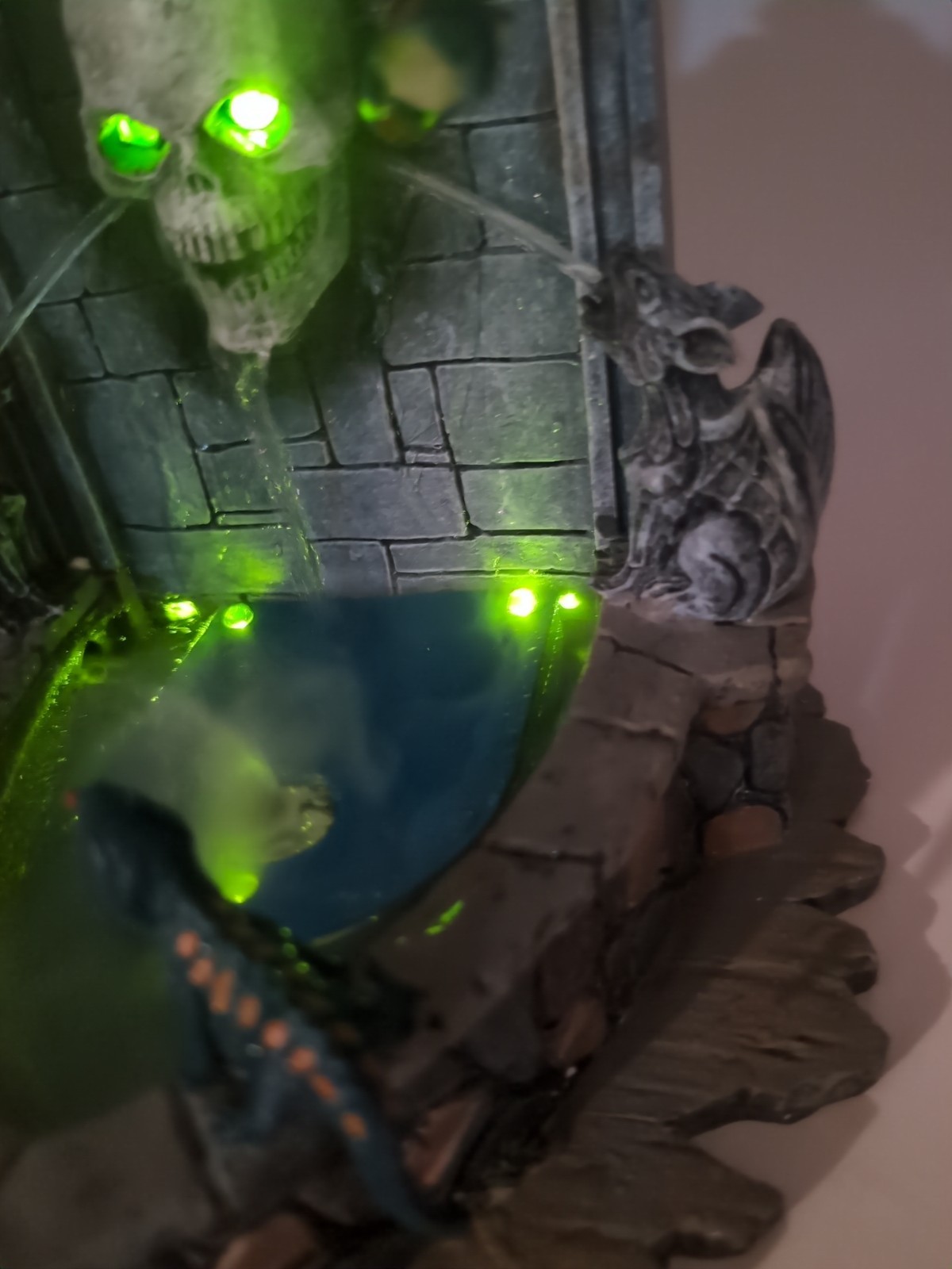 Lemax Spooky Town Halloween 2002 Haunted Fountain Skull Head #24731A Tested