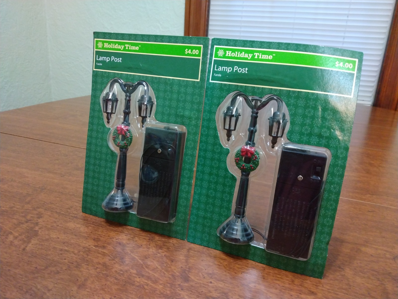 Holiday Time Lamp Posts (5″ TALL) New Lot of 2