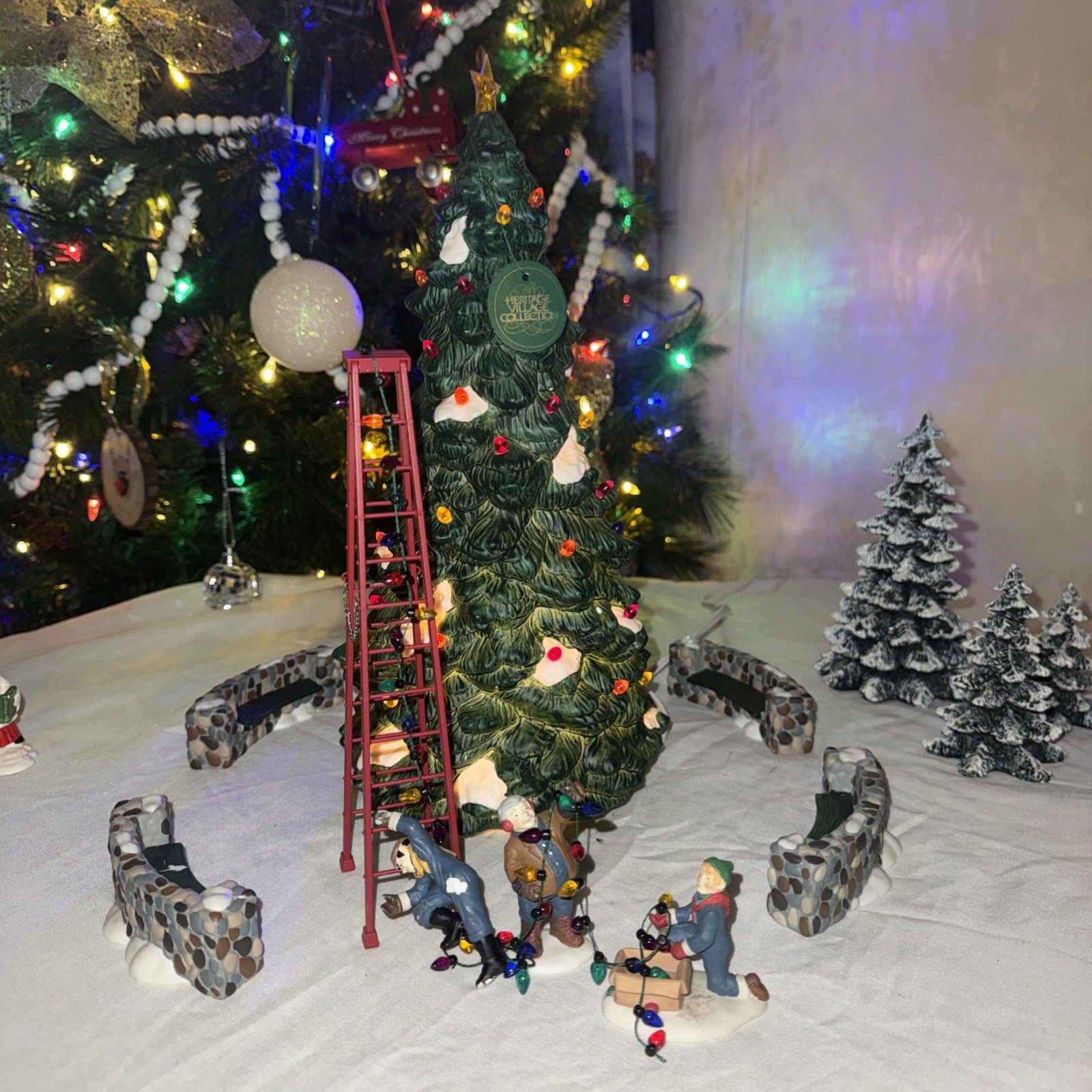 Department 56 Heritage Village Collection “Town Tree”/ “Town Tree Trimmers”lot