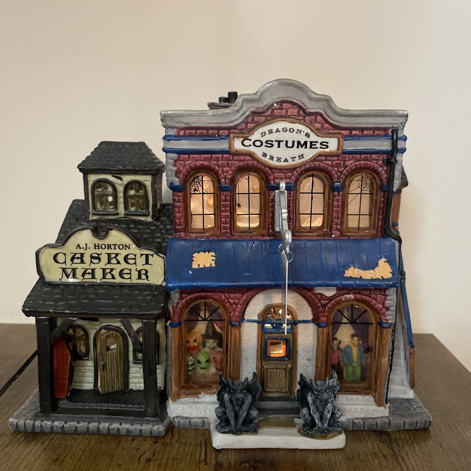 LEMAX Spooky Town Dragon’s Breath Costume Shop 2000 Halloween Village