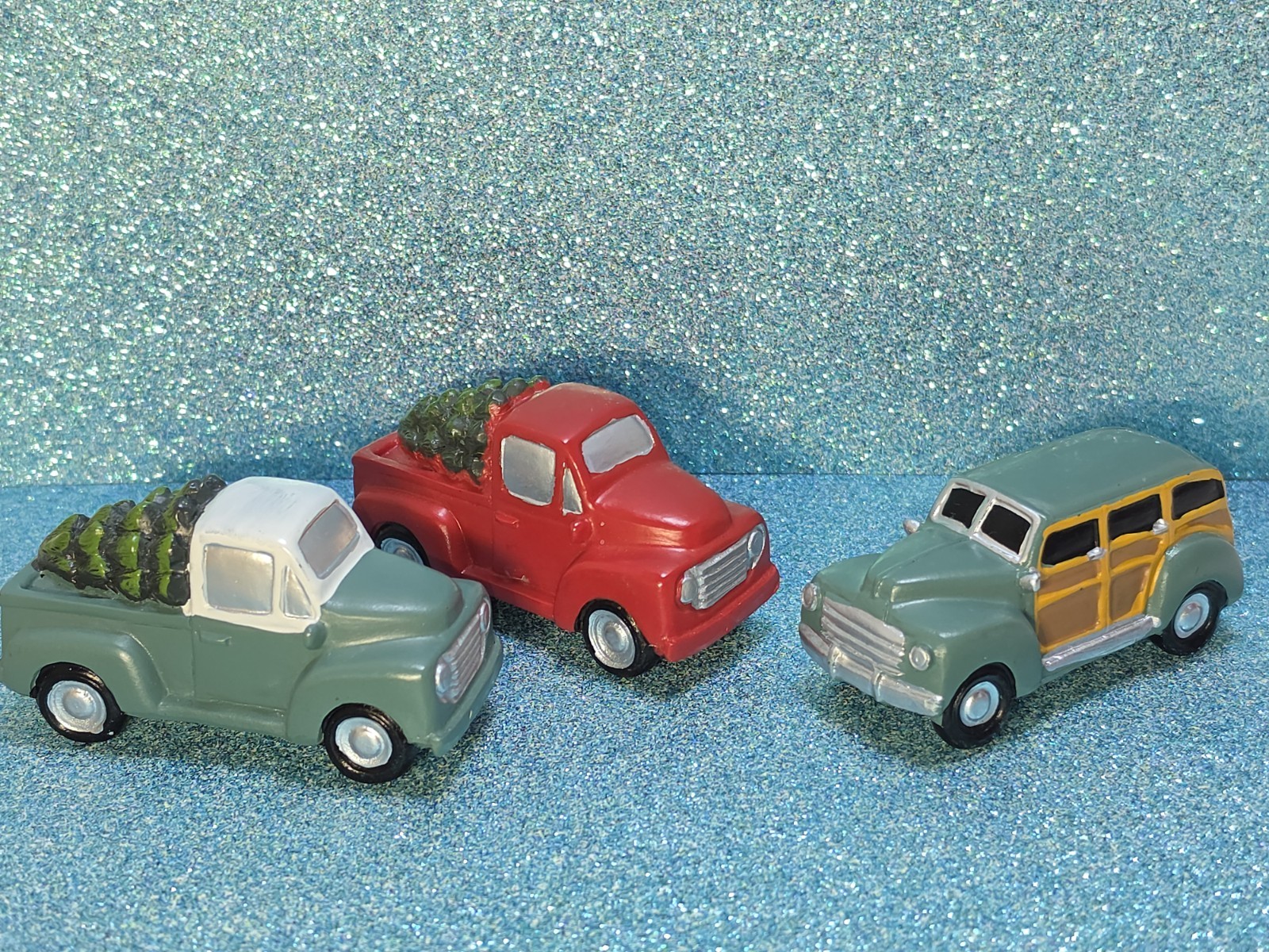 Christmas Village Car Truck Assessory Pieces Lot Of 3 Resin 3″ Holiday Accents