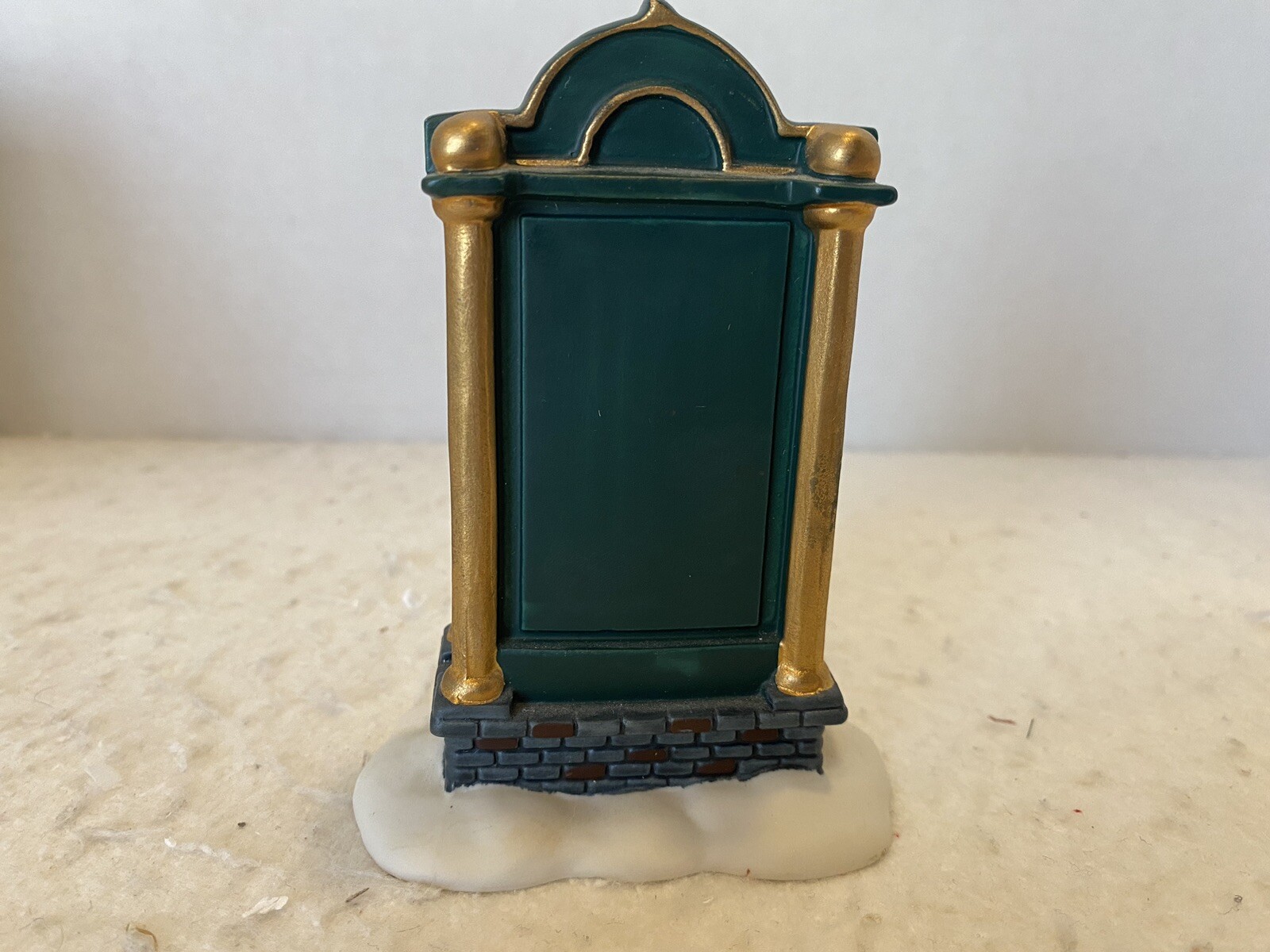 Department 56 1987 Green and Gold “Heritage Village Sign” #99538 With Box