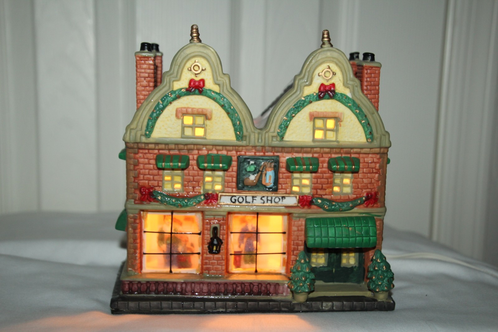 VINTAGE CHRISTMAS STREETS LIGHTED PORCELAIN HOUSE “GOLF SHOP” LIGHT CORD ORG BOX