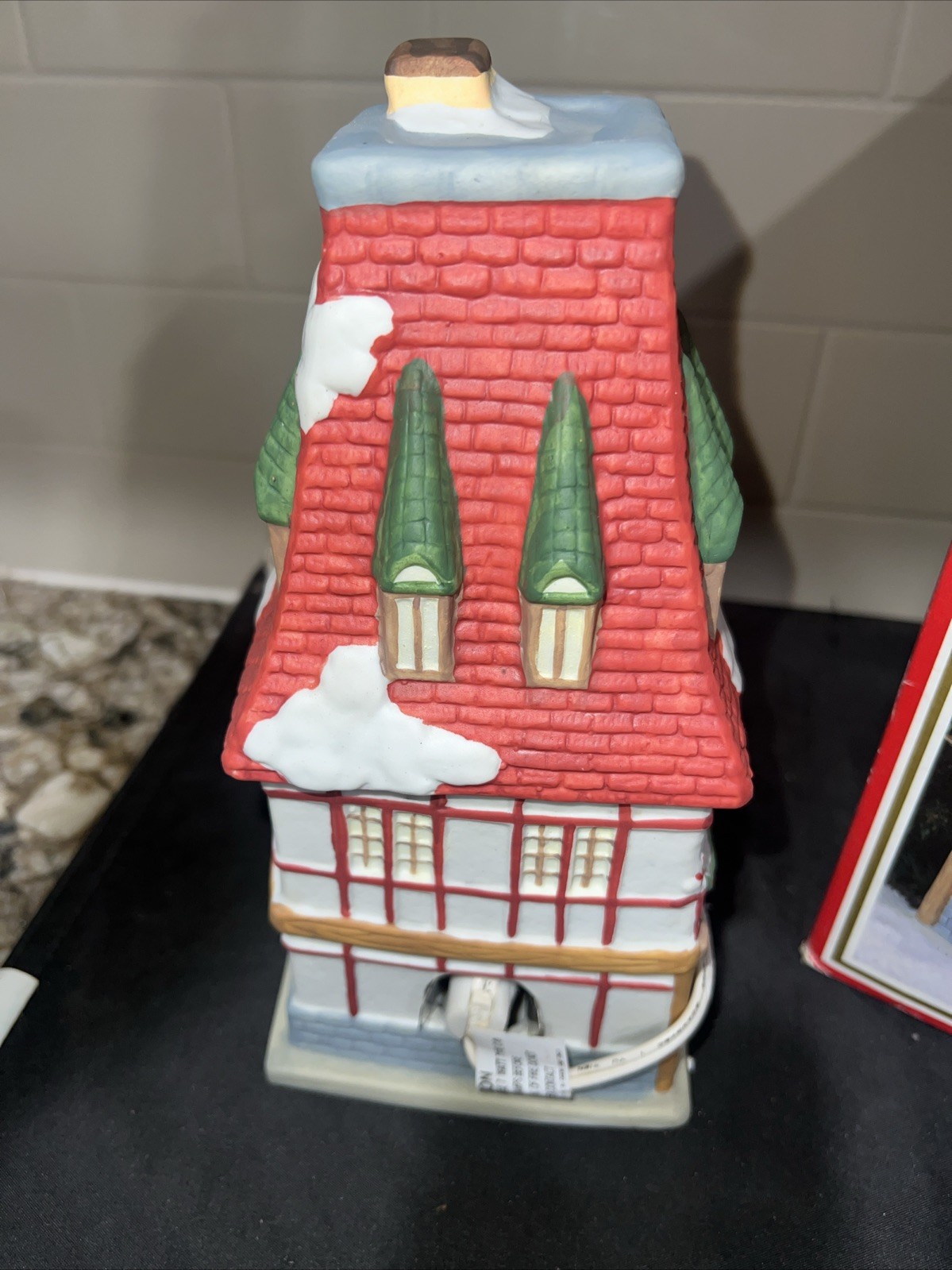 DICKENS COLLECTABLES Town Series “TAVERN” Christmas Village 1995 VTG 9″