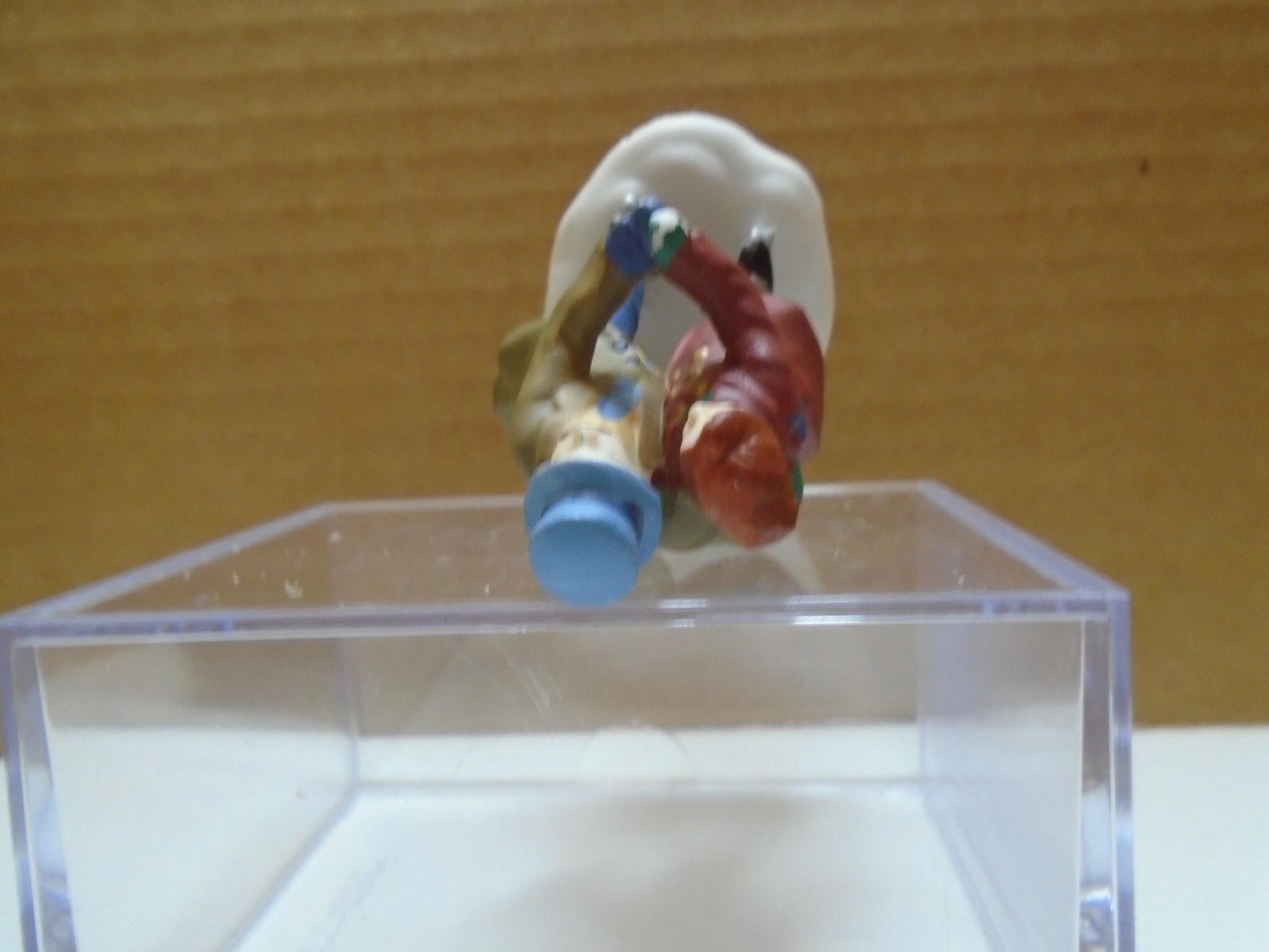CHRISTMAS VILLAGE MINIATURE MAN & WOMAN ICE SKATING 2.75″ FIGURINE UNBRANDED