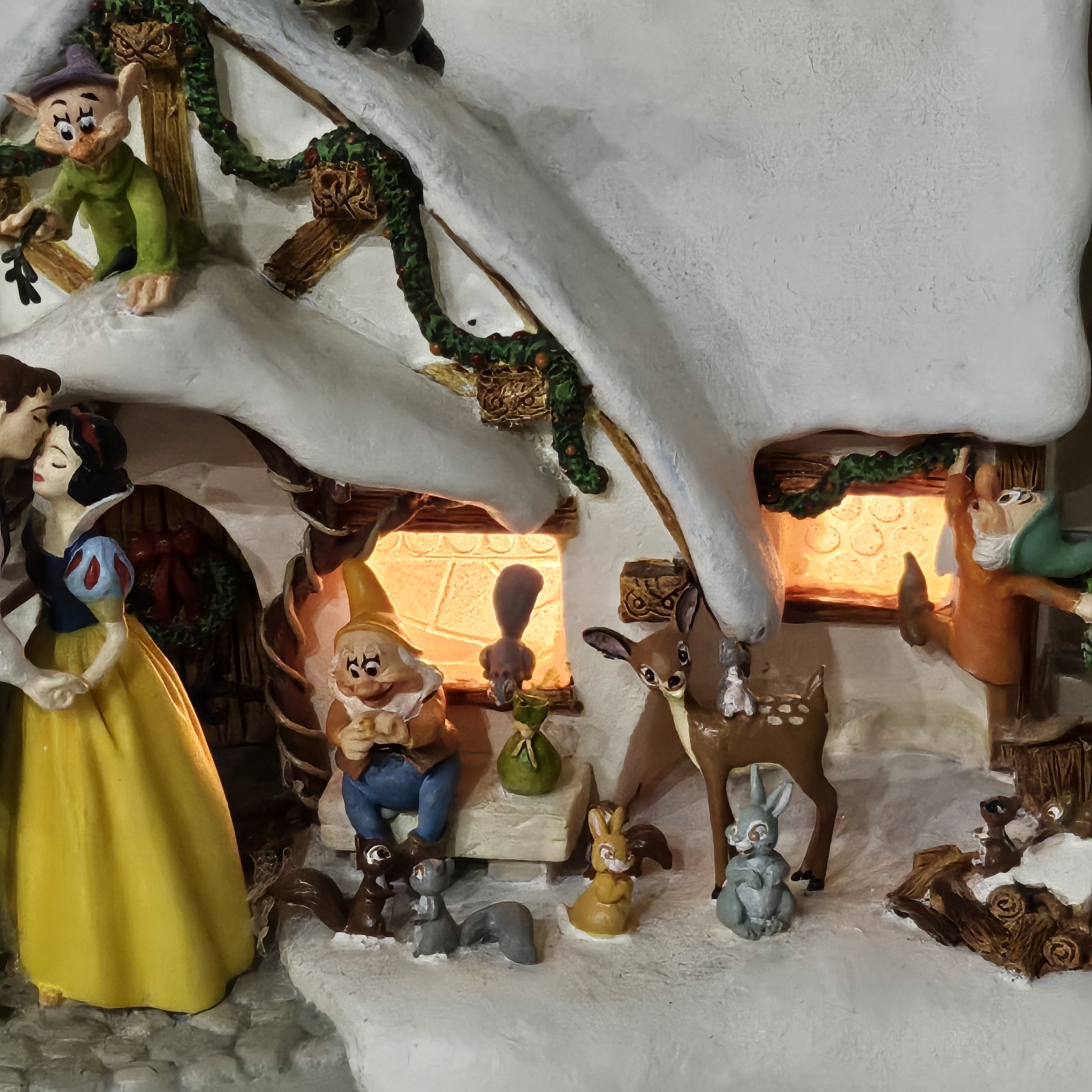 Disney Snow White Seven Dwarfs Cottage Lighted Ceramic Christmas Village