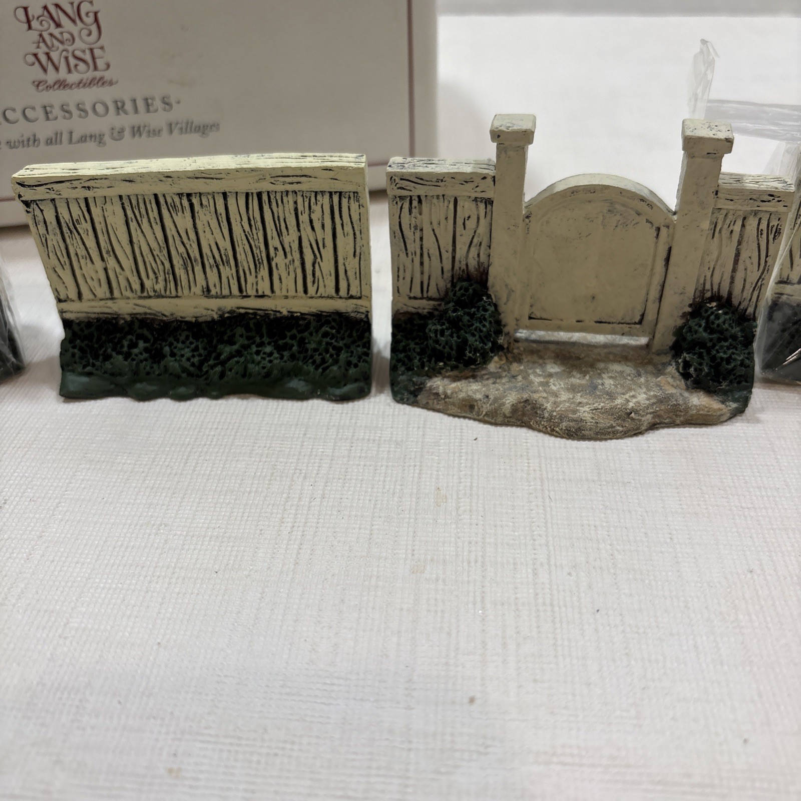 Lang and Wise Set Of 4 White Split Board, Fences Village Accessory – Green Base