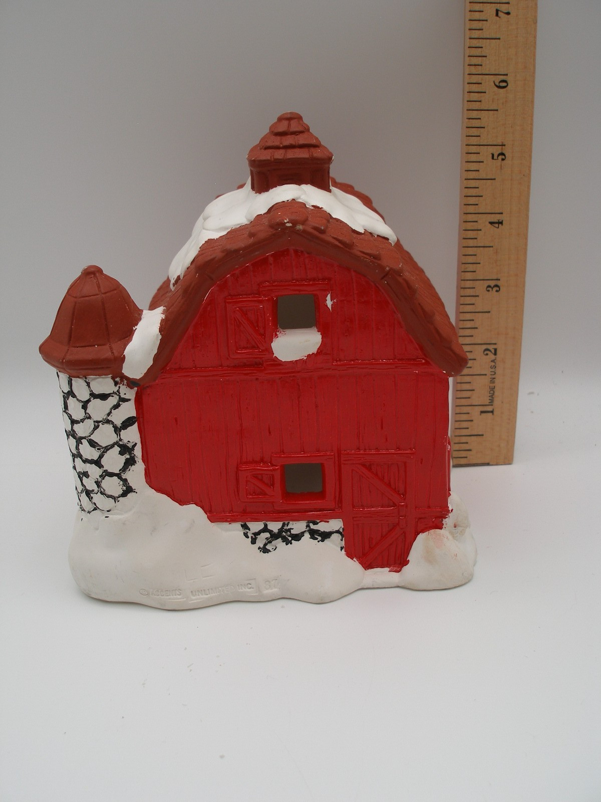Painted Vtg Accent unlimited Crafts Christmas Village Barn – has chips, L3