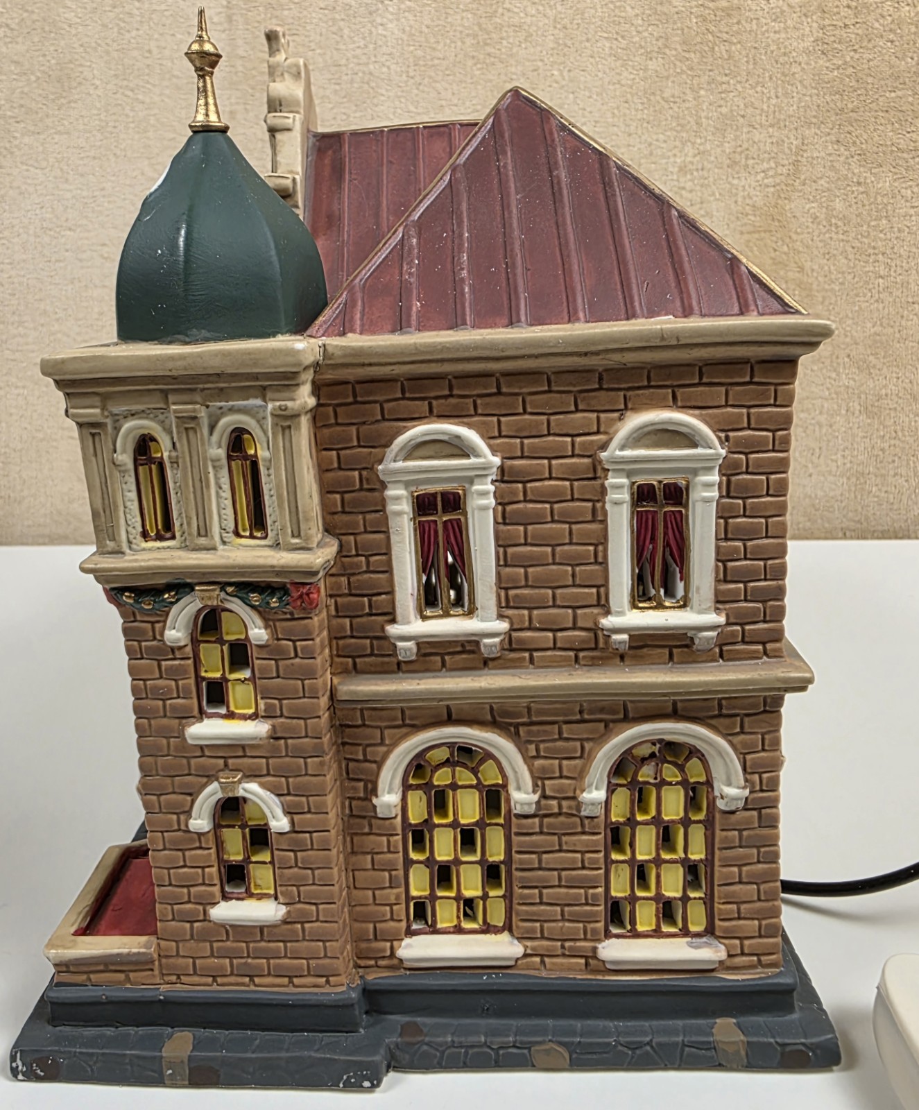 VTG Heartland Village Victoria Theater Lighted Porcelain Christmas House Used
