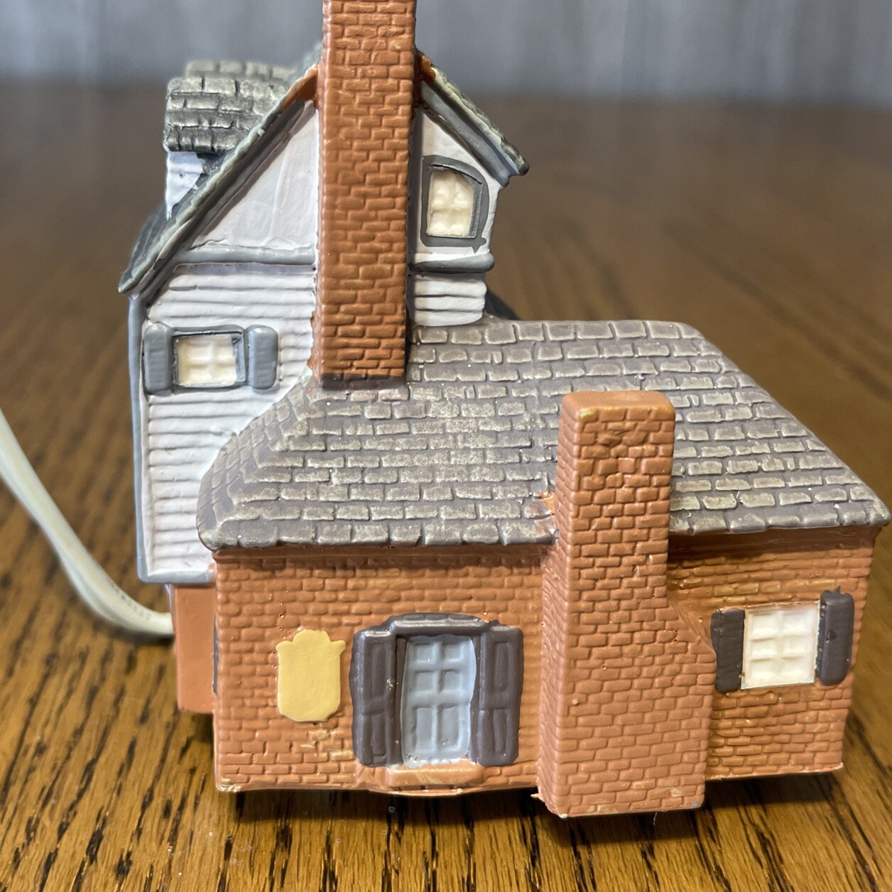 Avon Early American Light-up Village Collection, Town Square, 1989 Tested