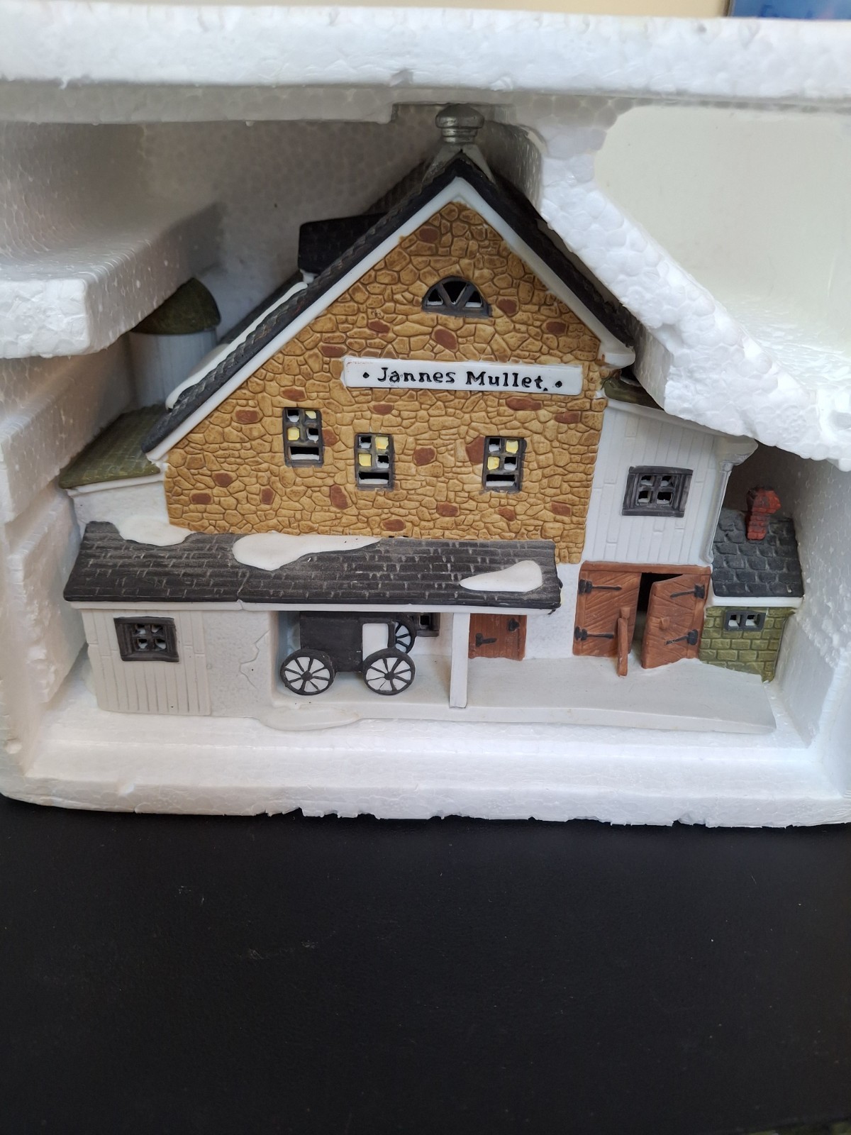 2 DEPT 56 New England Village CRAGGY COVE LIGHTHOUSE & JANNES MULLET AMISH BARN