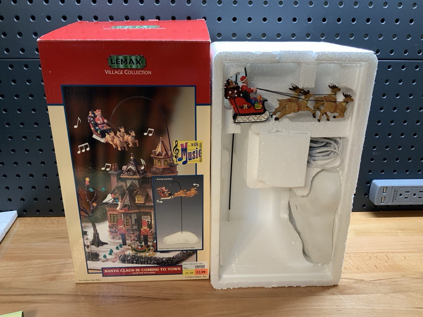 Lemax Village Collection SANTA CLAUS IS COMING TO TOWN With Music READ