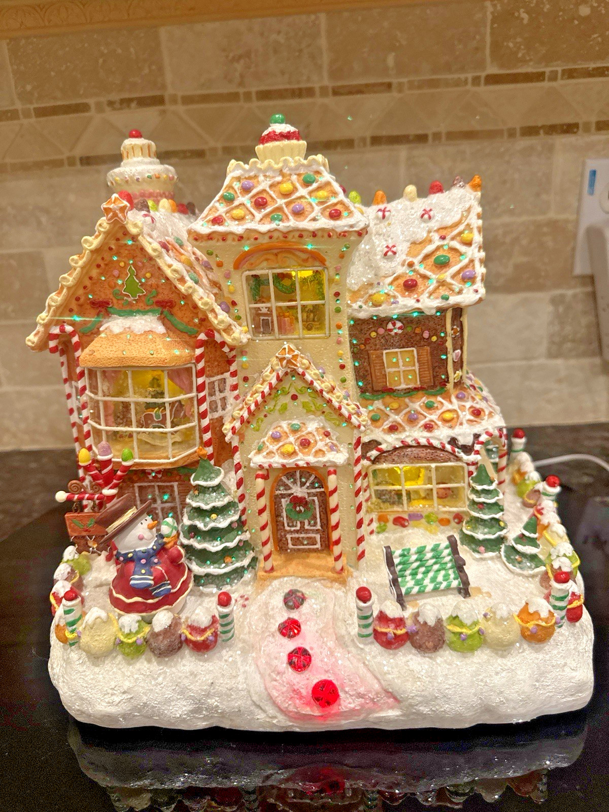 2005 Holiday Collection 10” Fiber Optic Lighted Gingerbread House AA Battery
