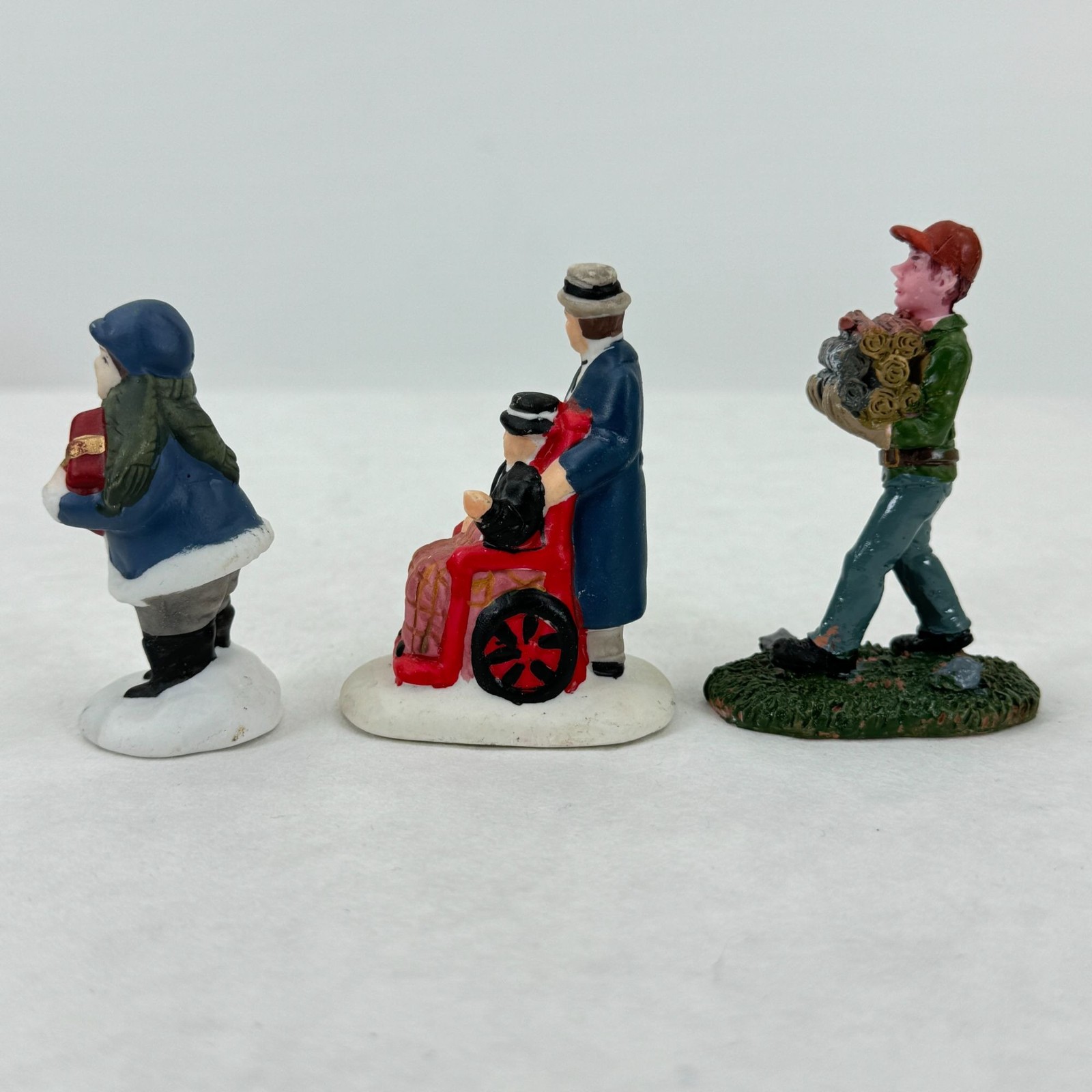 Vtg Christmas Village Accessories 3 Miniature Figurines 2 White Picket Fence