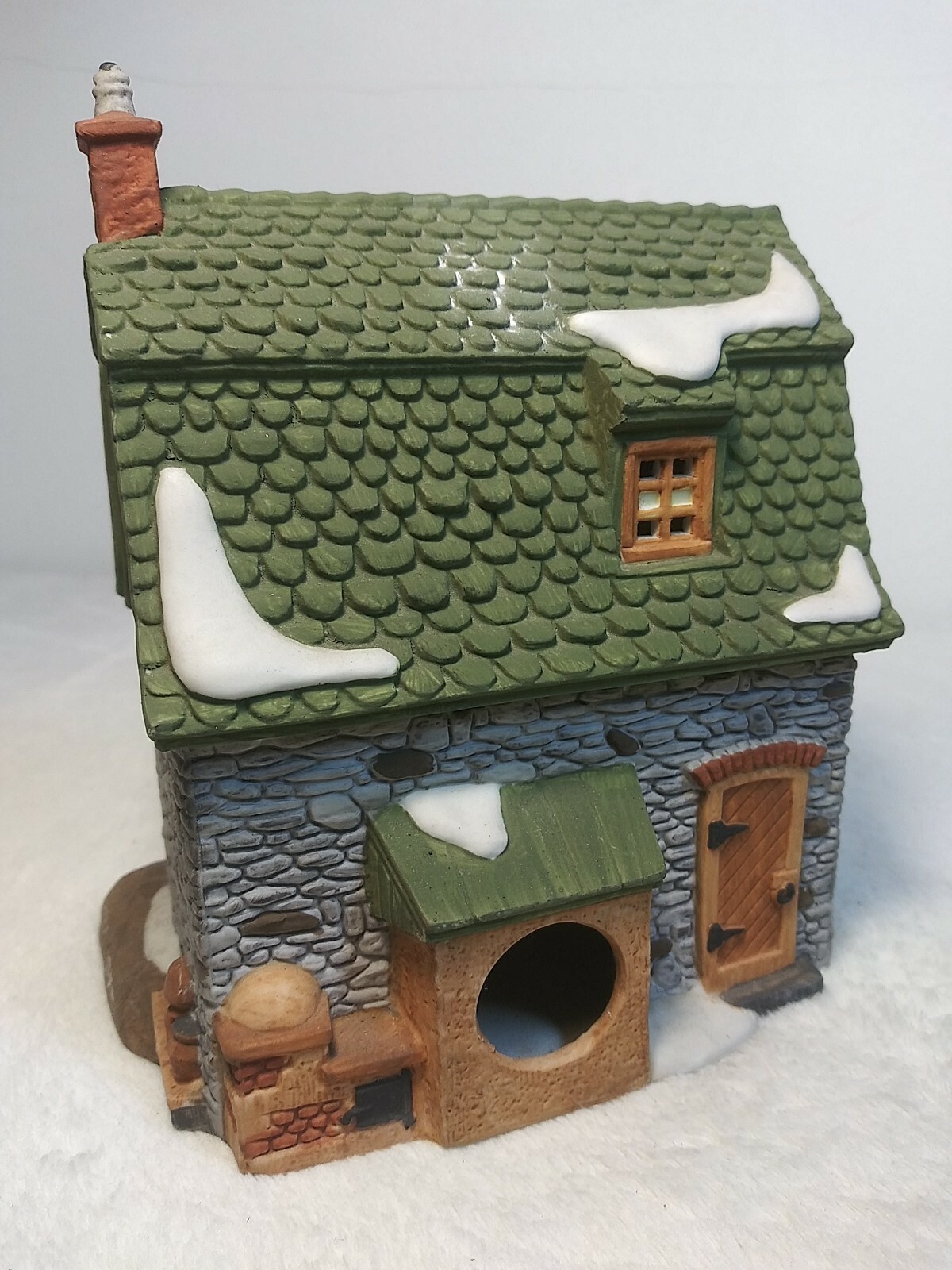 1988 Dickens Christmas Village Series White Horse Bakery Dept 56 -CHIPPED-