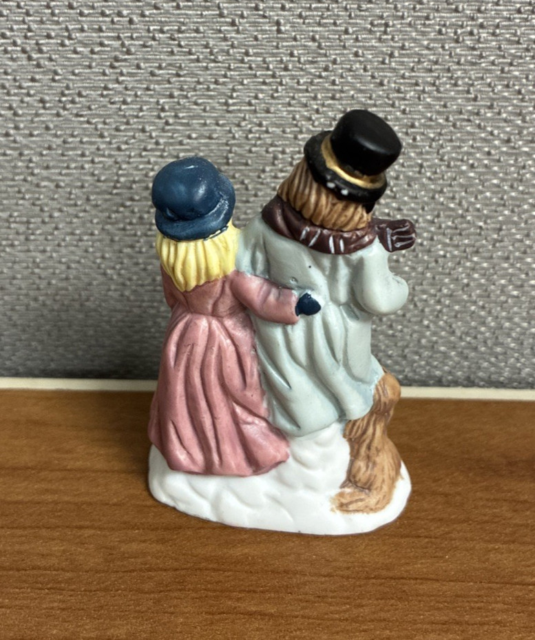 CHRISTMAS VILLAGE VICTORIAN 3″ MAN FATHER GIRL DAUGHTER DOG CONCERTINA FIGURINE